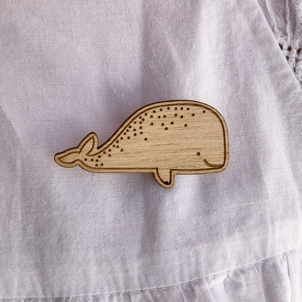 Broche gravée en bois - Vanille Coton