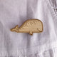 Broche gravée en bois - Vanille Coton