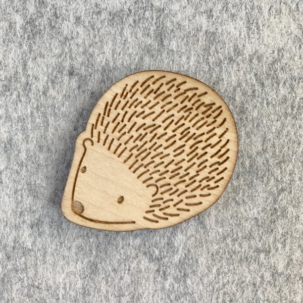 Broche gravée en bois - Vanille Coton